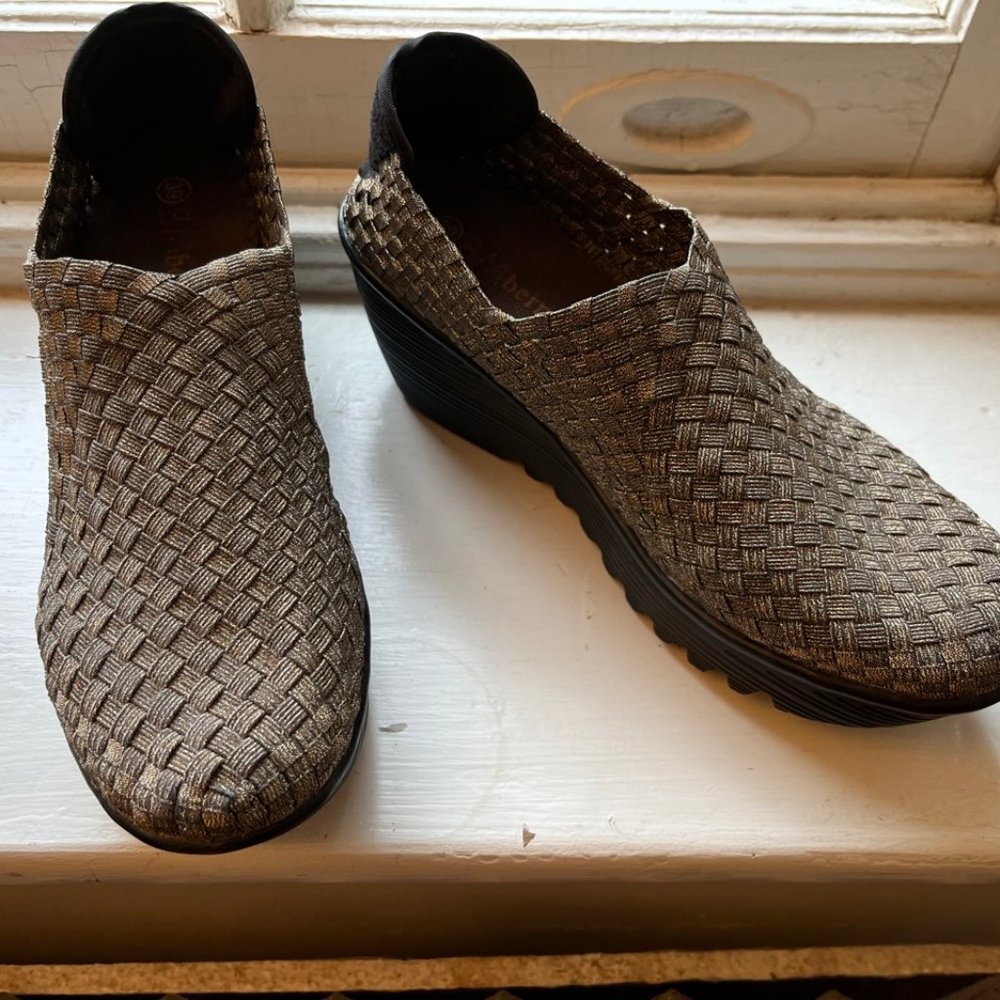Bernie Mev. GEM slip on wedges. EUC. Bronze, sz. 39